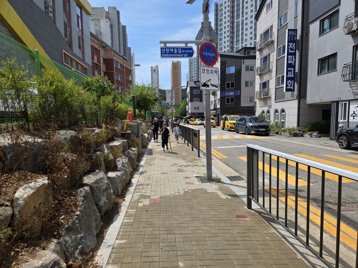 시흥시, '보행자 안전 쑥↑' 산현초등학교 통학로 보도 확장 완료