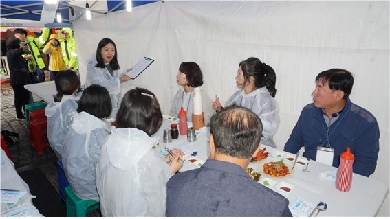 부산 중구, 제32회 부산자갈치축제 평가단 운영…현장 점검 나서