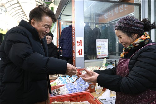 김영환 충북도지사, 지역경제 최일선 전통시장 소통 행보