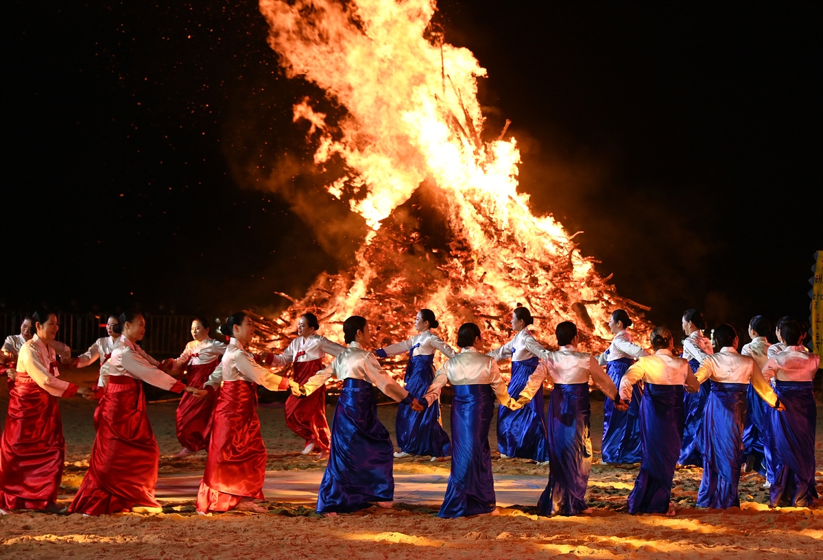 둥근달에 새해 소원 빌어요…해운대달맞이온천축제 3일 개최