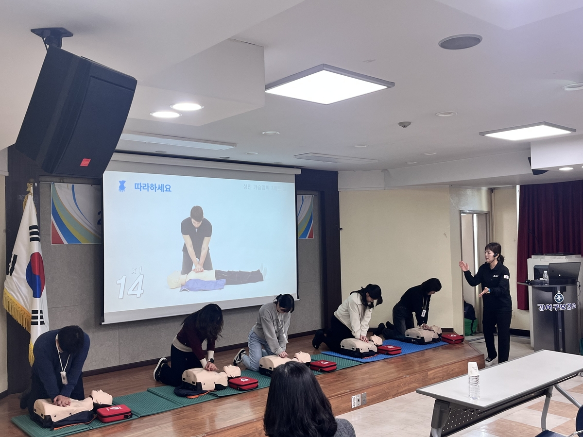 5년 만에 개정된 심폐소생술 가이드라인…서울 강서구, 직원 맞춤 교육 돌입