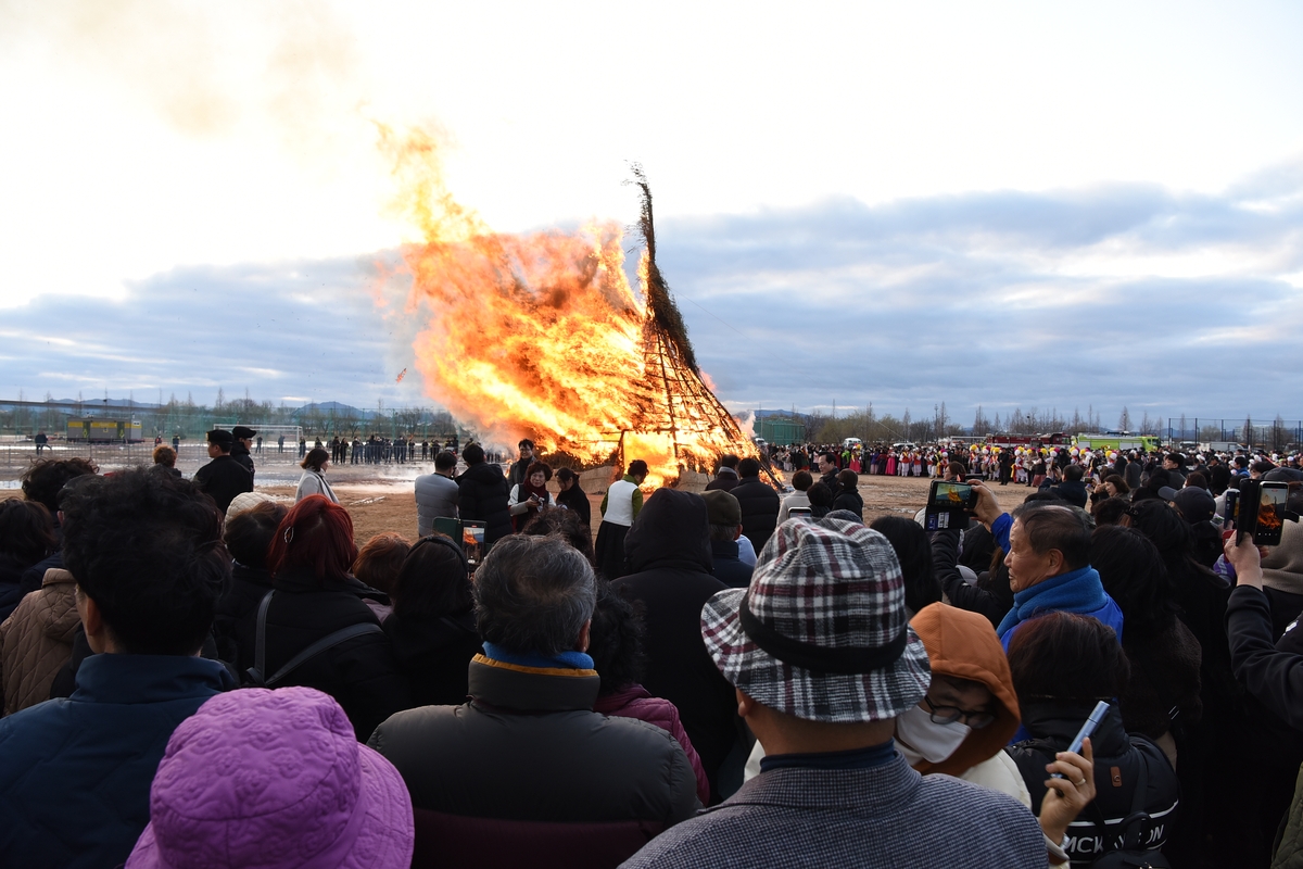 사상구, 서부산권 최대 '제23회 사상전통달집놀이' 성황