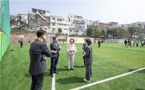 용산구, 주민 개방형 학교 인조잔디 운동장 조성