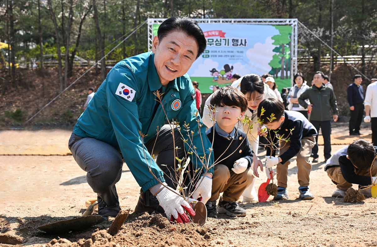 의정부시, 방치된 나대지 정원으로 탈바꿈…장암동 봄철 나무심기
