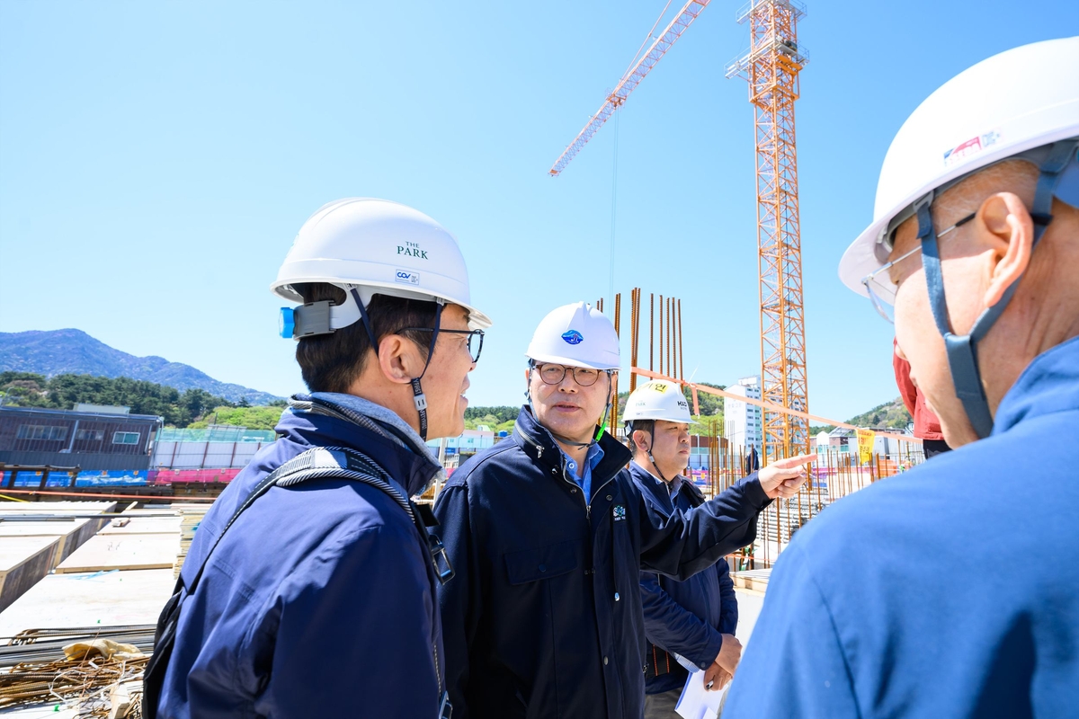 장충남 남해군수, 청사 신축사업 현장 점검