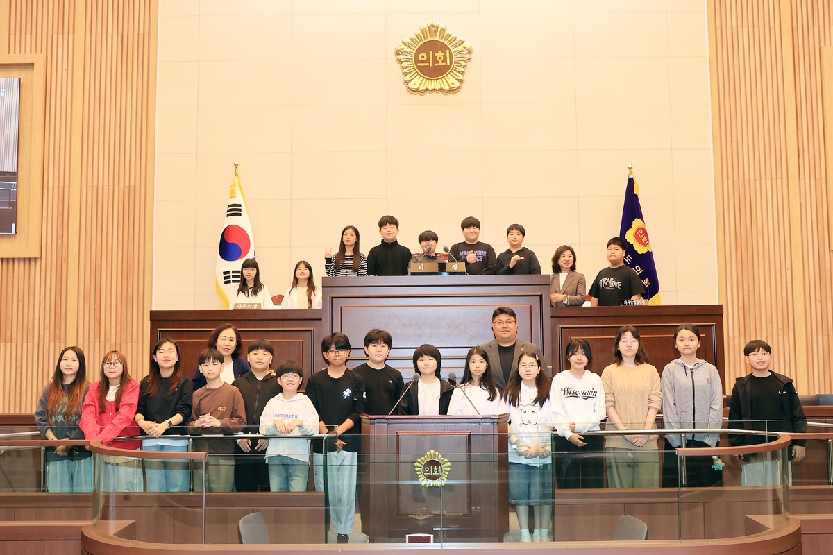 청주 금천초 학생들 충북도의회서 '1일 도의원' 체험