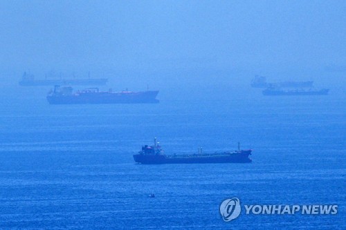 호르무즈 해협에 닻을 내리고 멈춰 있는 선박들