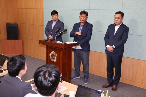 기자회견하는 김동균(가운데) 전 비서관