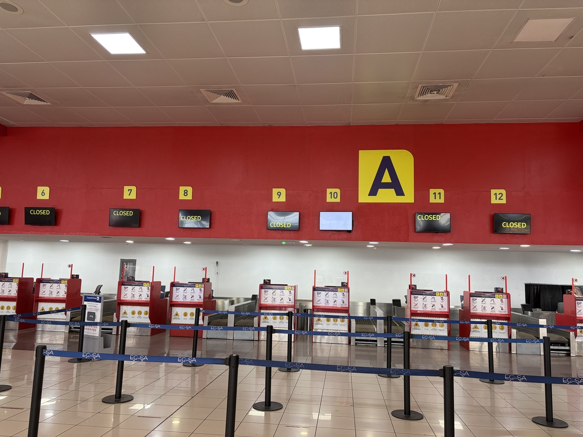 텅텅 빈 공항 창구