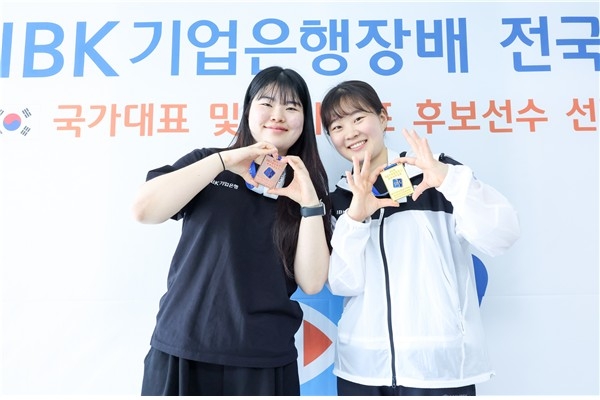 한국 신기록을 나란히 세운 25ｍ 권총 오예진(왼쪽)과 김지은