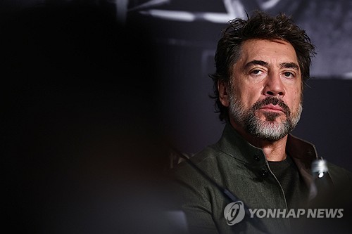 스페인 배우 하비에르 바르뎀이 17일 칸에서 열린 기자회견에 참석하고 있다. 