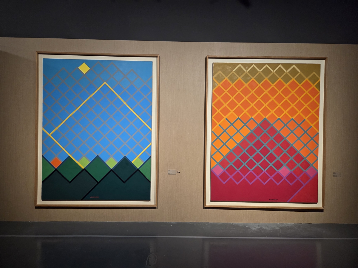 유영국 작 '산 블루'(왼쪽)와 '산 레드'