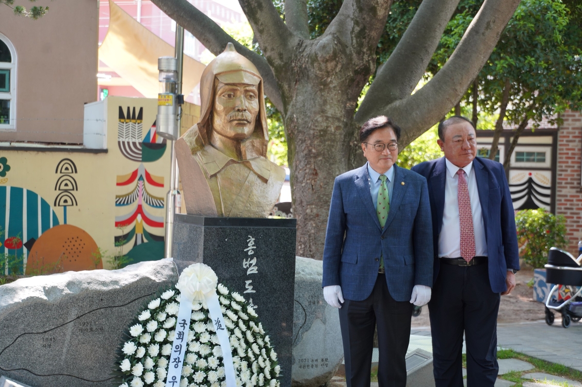 홍범도 공원 찾은 우원식(왼쪽) 국회의장