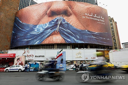 이란 수도 테헤란 시내에 걸린 호르무즈 해협 통제 게시물