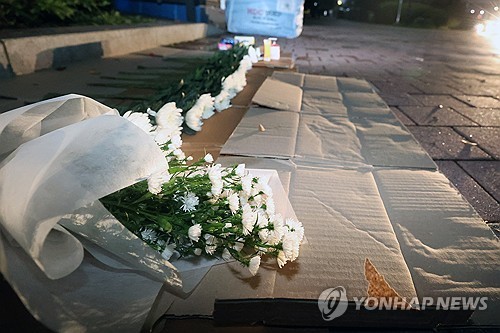 사고가 난 아파트 내 단지에 놓인 국화