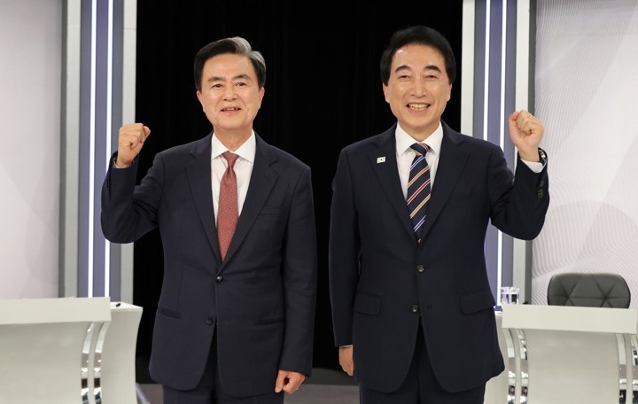 박수현(오른쪽) 후보와 김태흠 후보