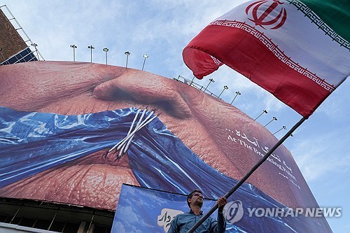 이란 수도 테헤란에 내걸린 호르무즈 해협 관련 선전 게시물