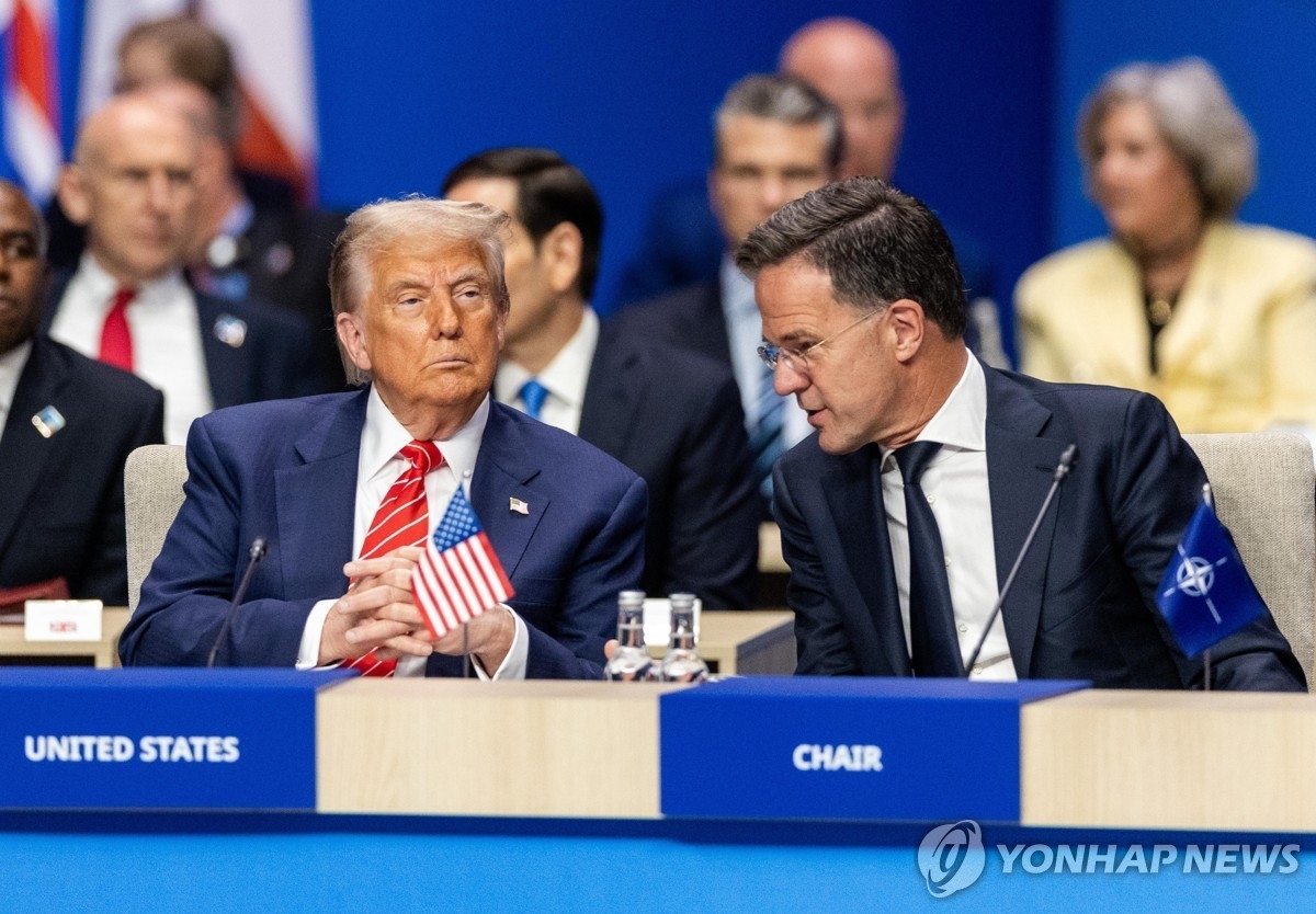 마르크 뤼터 나토 사무총장(오른쪽), 도널드 트럼프 미국 대통령