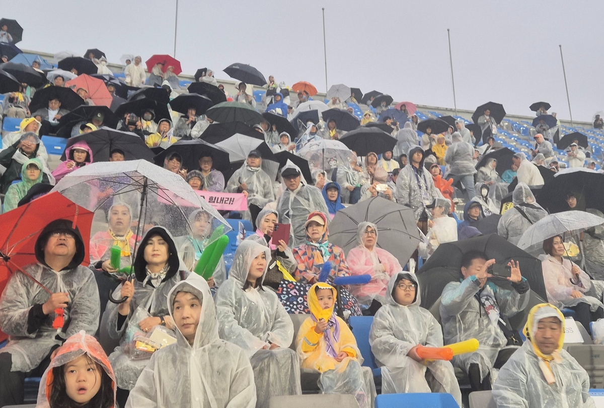 수원FC위민과 북한 '내고향여자축구단' 공동응원단