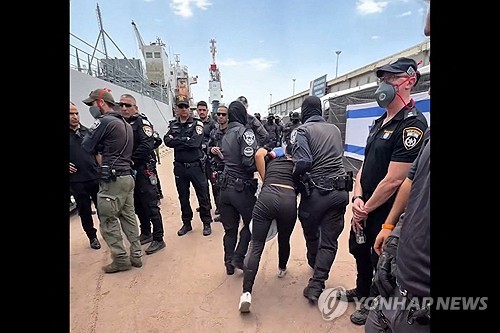 나포된 뒤 이스라엘 보안군에게 끌려가는 가자 구호선단 활동가