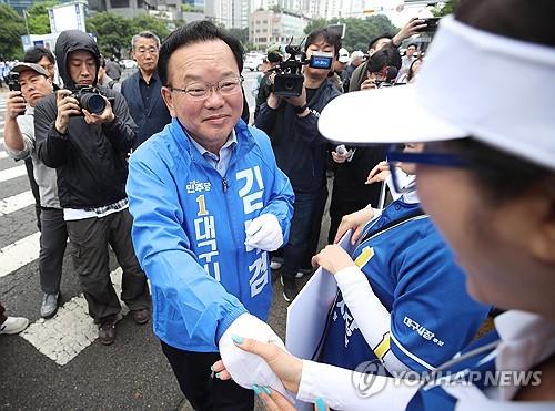 선거운동원과 악수하는 김부겸