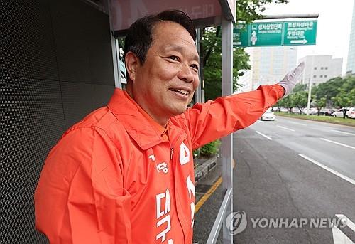 시민들에게 인사하는 이수찬 후보