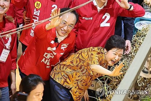 박근혜 전 대통령, 추경호 후보와 칠성시장 유세