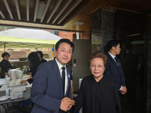 김용남 후보(좌)와 권양숙 여사