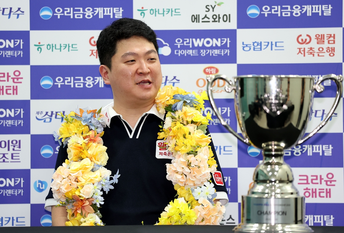 인터뷰하는 조건휘