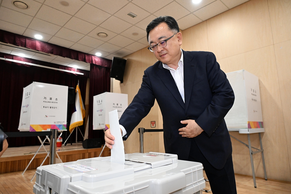 사전투표 시연하는 김성보 서울시장 권한대행