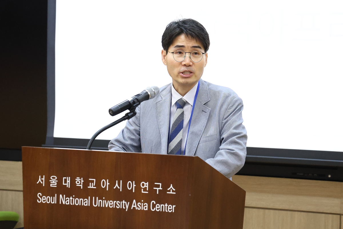 '2026 한국아프리카학회 상반기 학술대회'서 개회사하는 황규득 회장