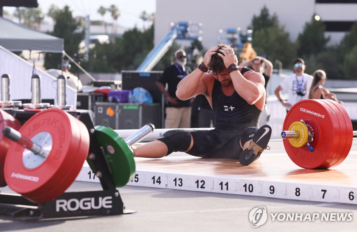 실패하고 아쉬워하는 인핸스드 게임 역도 참가자