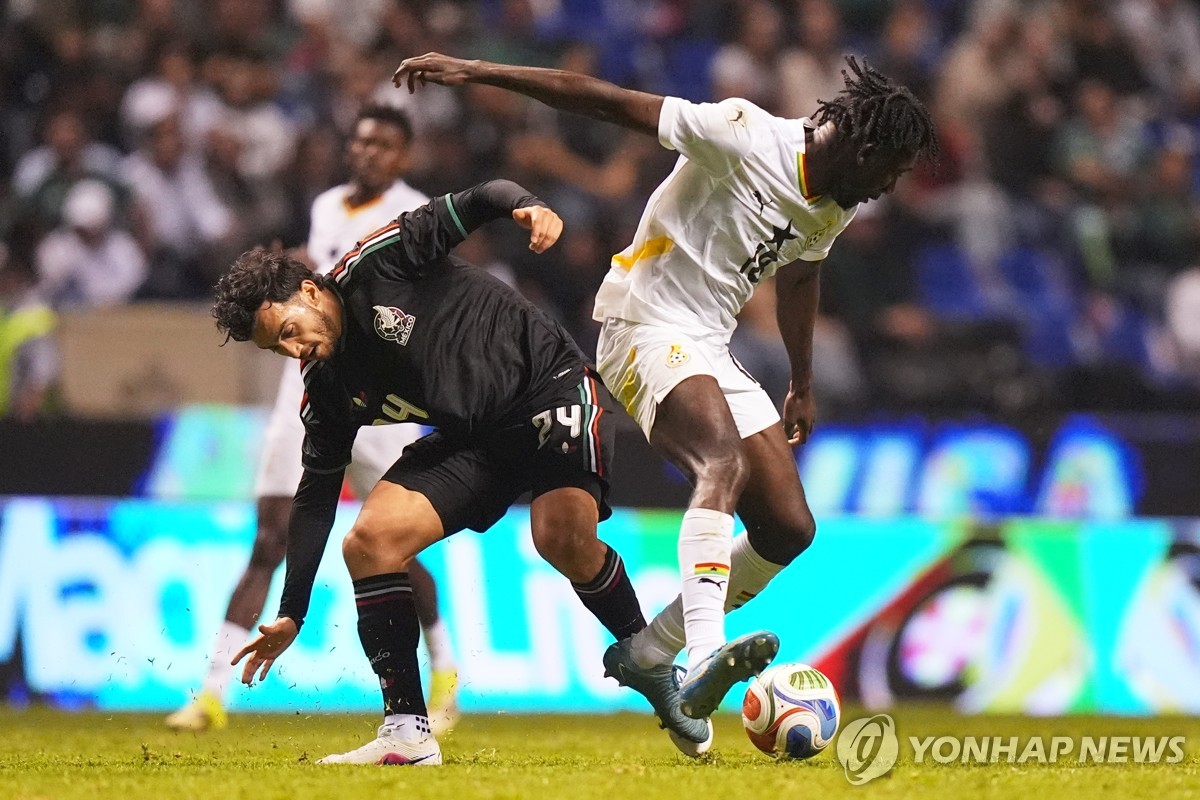 멕시코와 가나의 경기 장면.