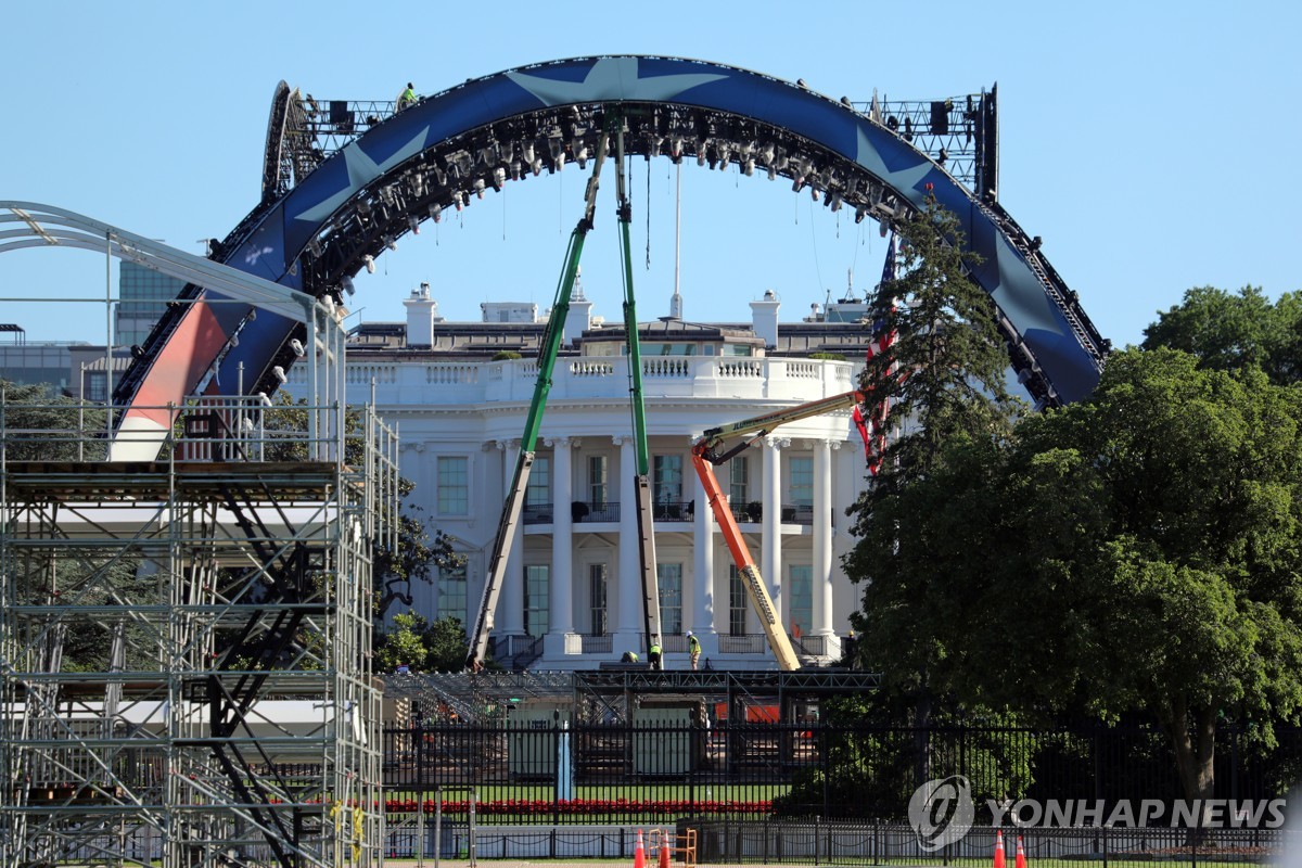 백악관 잔디밭에 설치되는 UFC 경기장