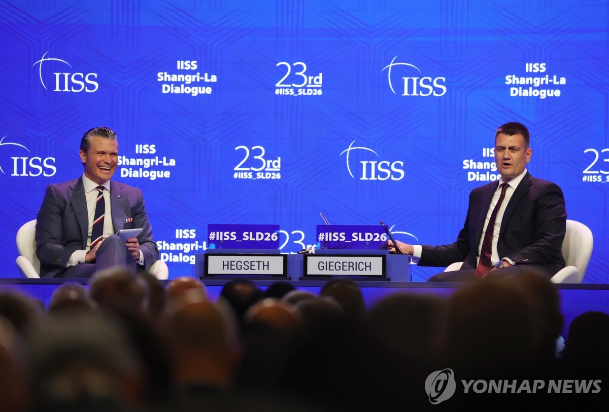 샹그릴라 대화서 대담하는 헤그세스 미 국방(좌)
