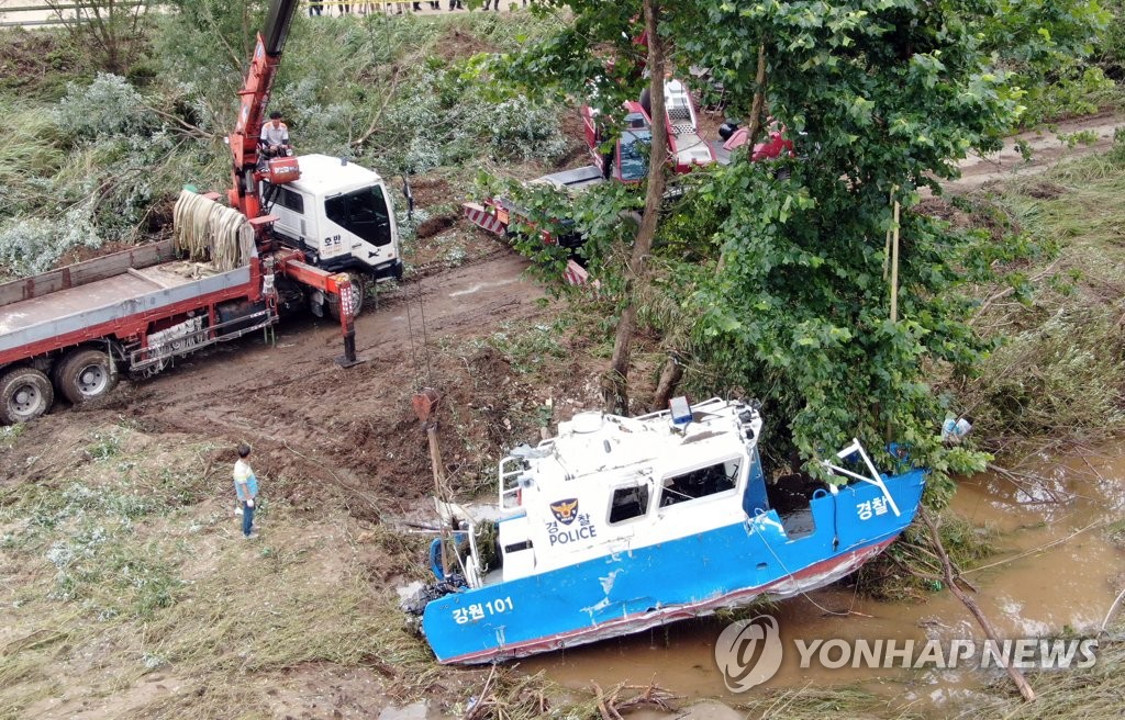 인양되는 의암호 전복 경찰정
