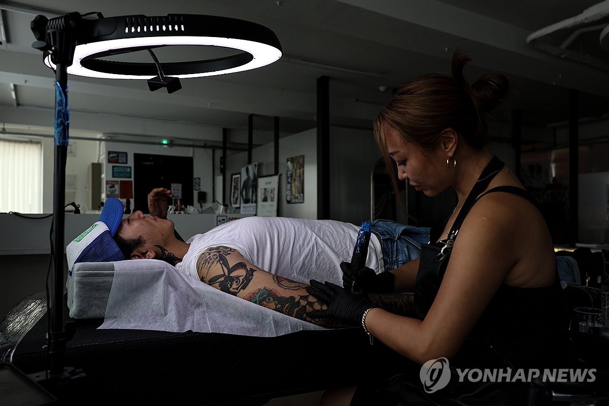 타투샵에서 작업 중인 타투이스트