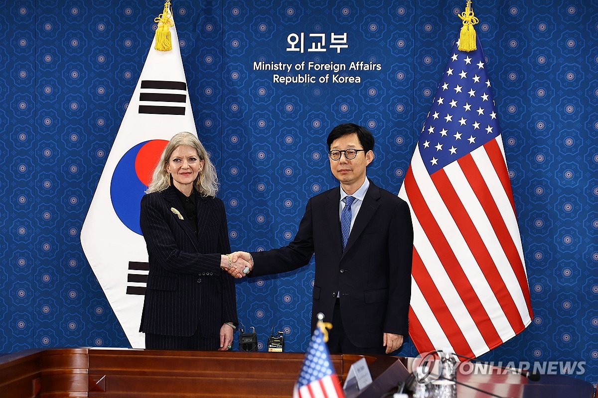 악수하는 한미 외교차관