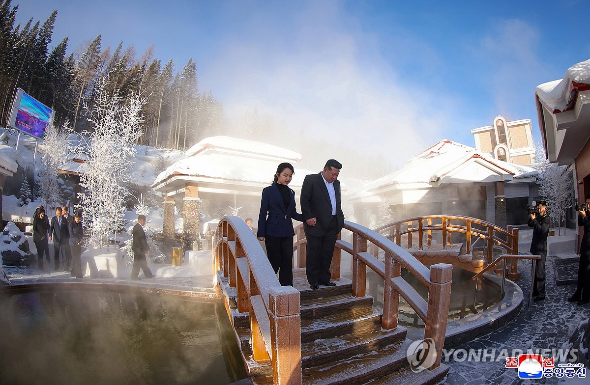 북, 백두산 인근 삼지연에 호텔 준공…김정은 