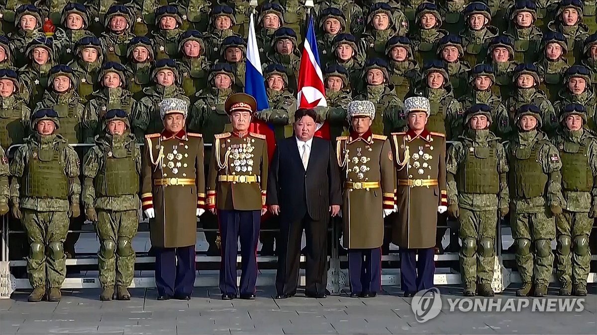 김정은, 당대회 기념 열병식 참가 부대와 기념촬영
