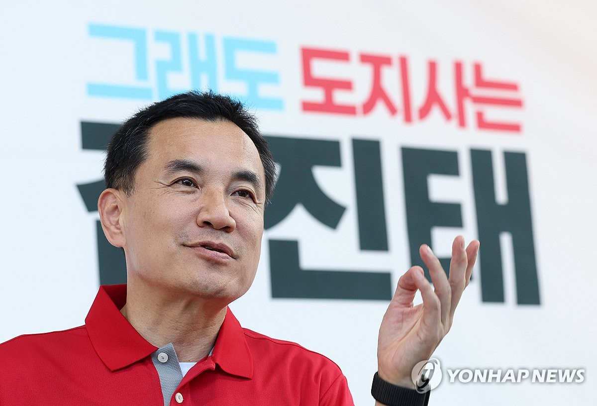 인터뷰하는 김진태 강원도지사 예비후보