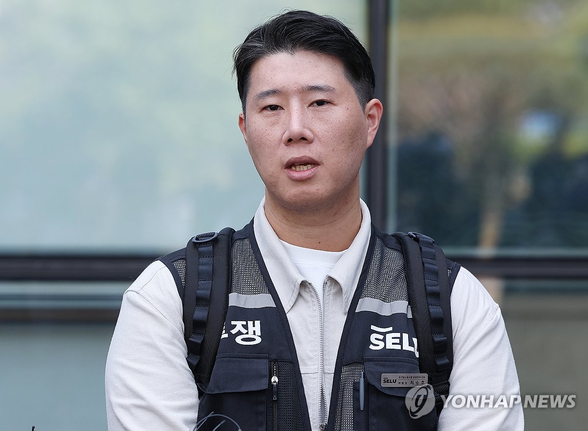 질문에 답하는 최승호 위원장