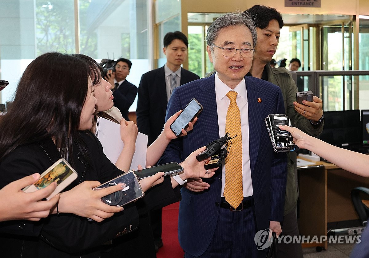 출근길 질문받는 조현 외교부 장관