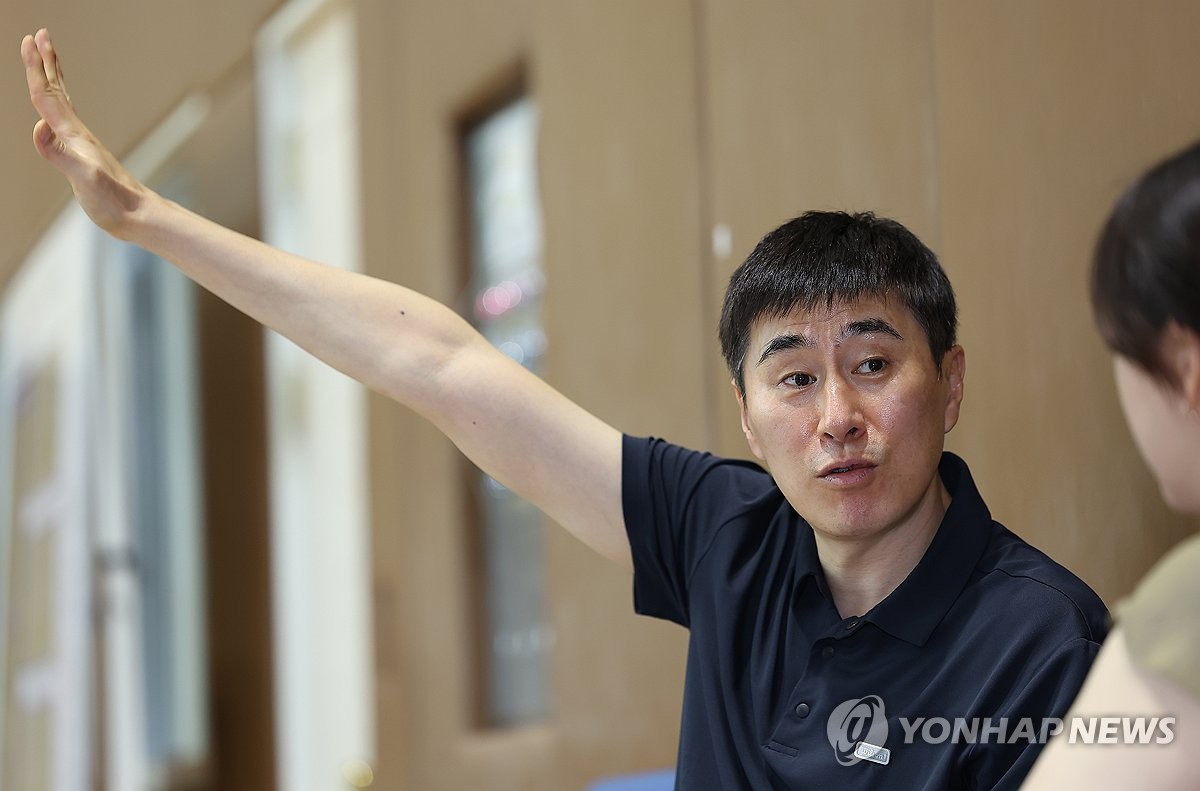 인터뷰하는 부산 KCC 이상민 감독