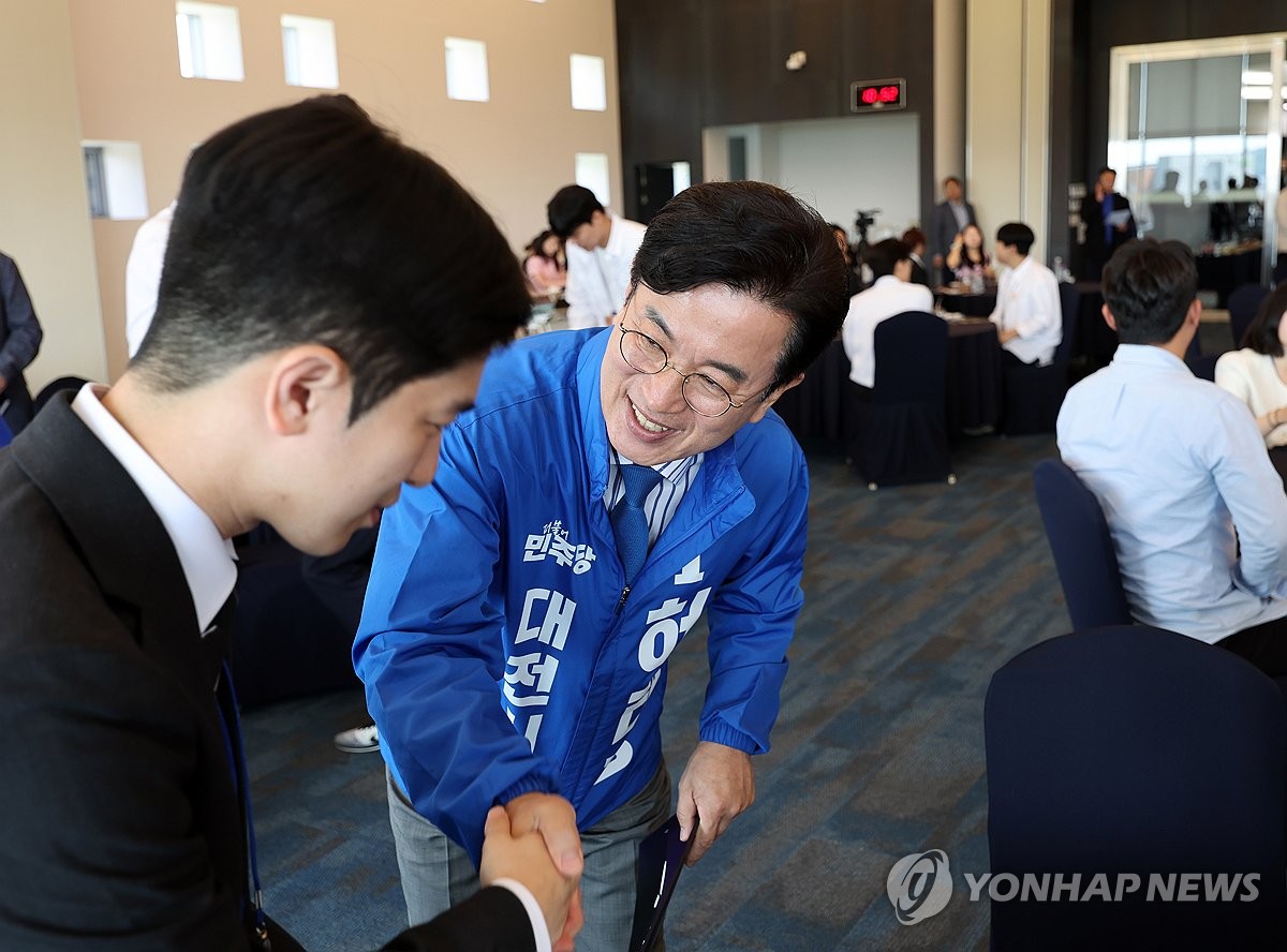 대학생들과 인사 나누는 허태정 대전시장 후보
