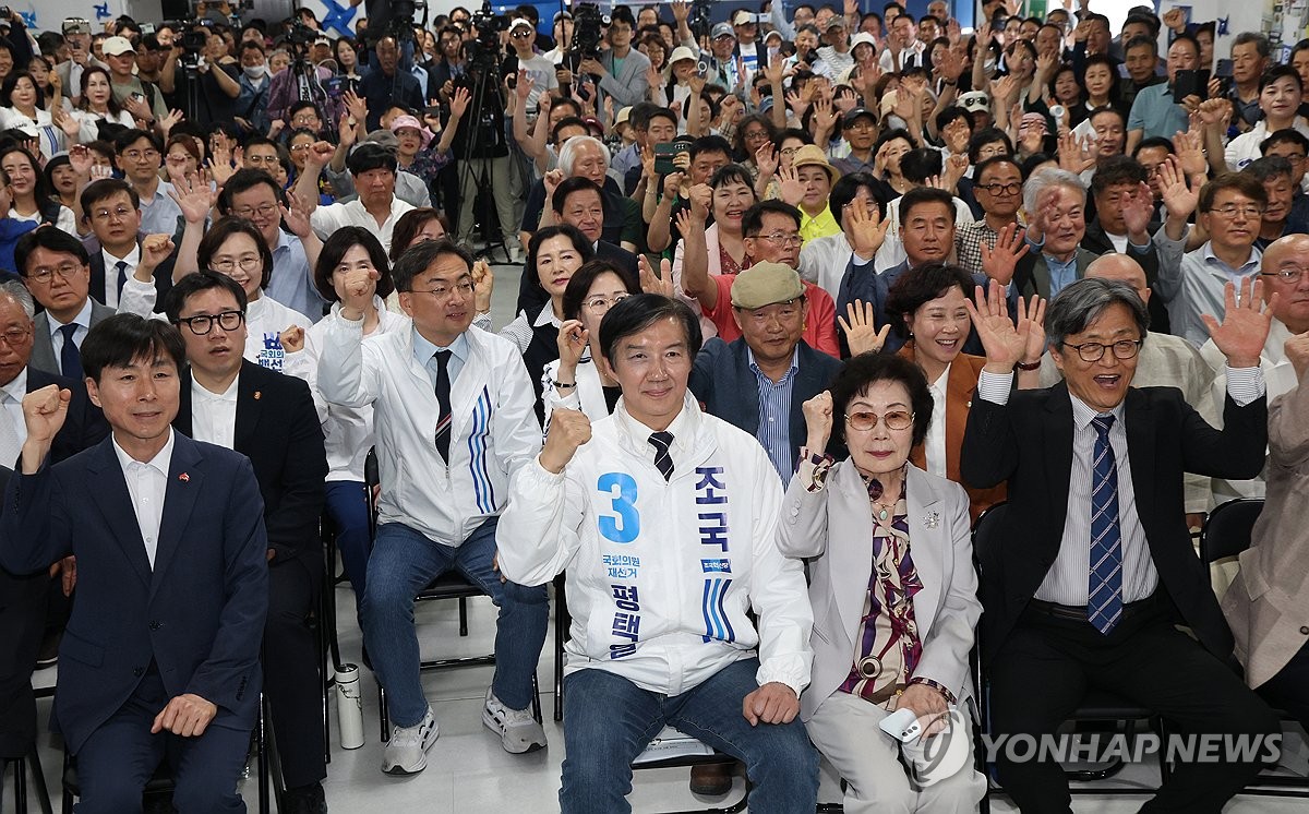참석자들과 기념촬영하는 조국 후보