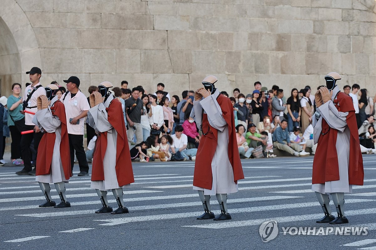 합장하는 로봇스님