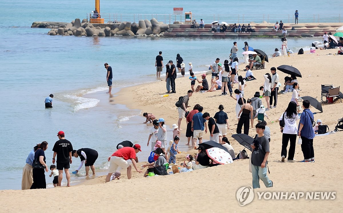 때 이른 무더위에 붐비는 바닷가…강릉 강문해변