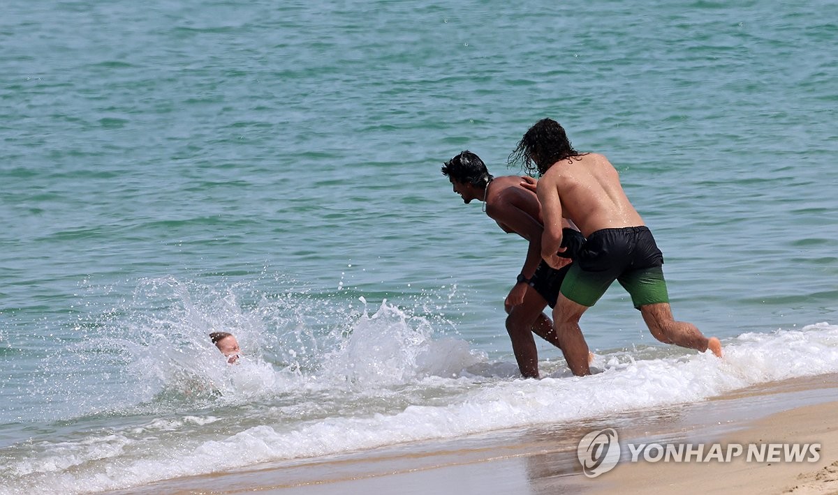 물놀이하는 외국인들…강릉 경포해변