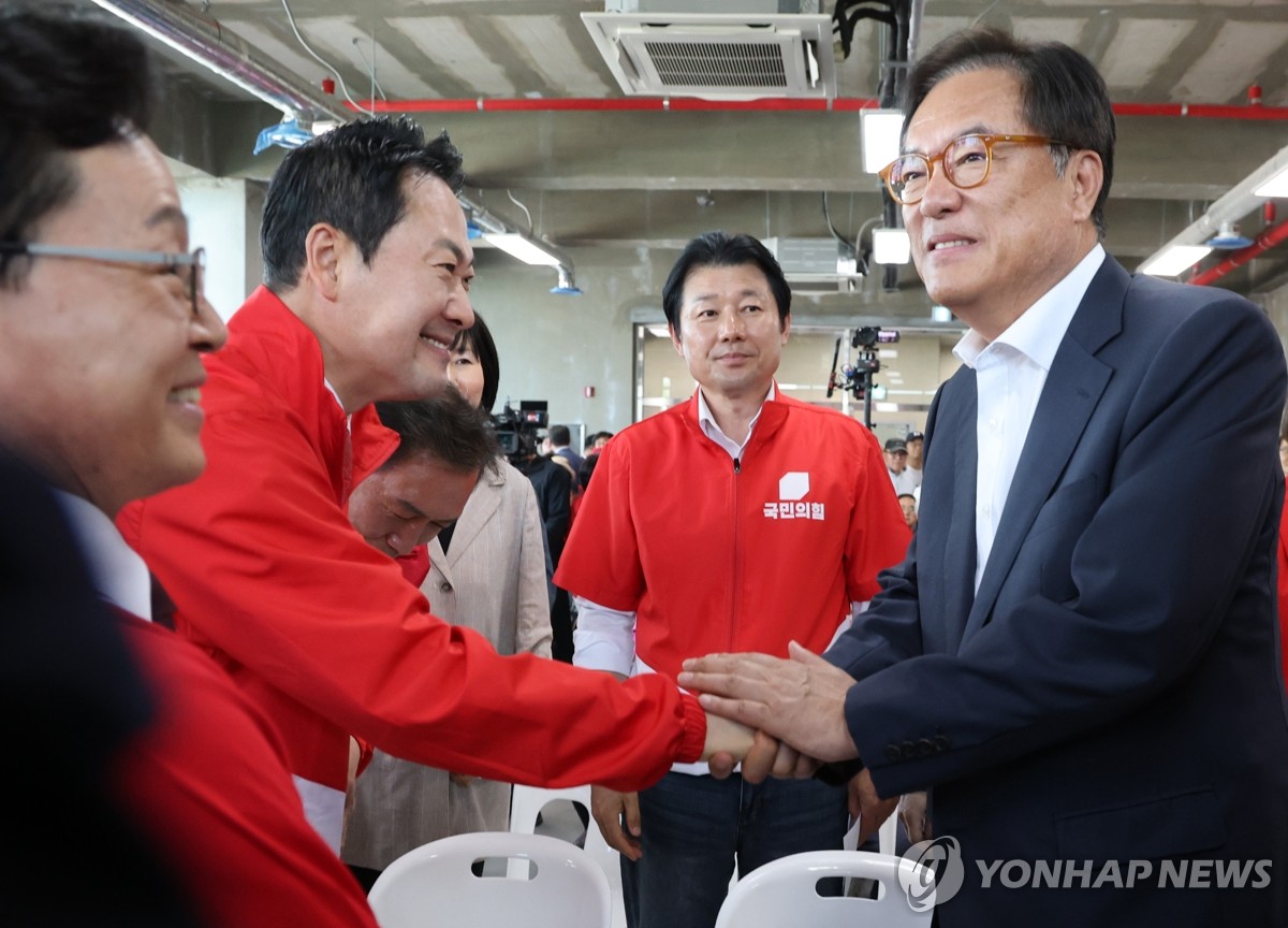 악수하는 장동혁-정진석